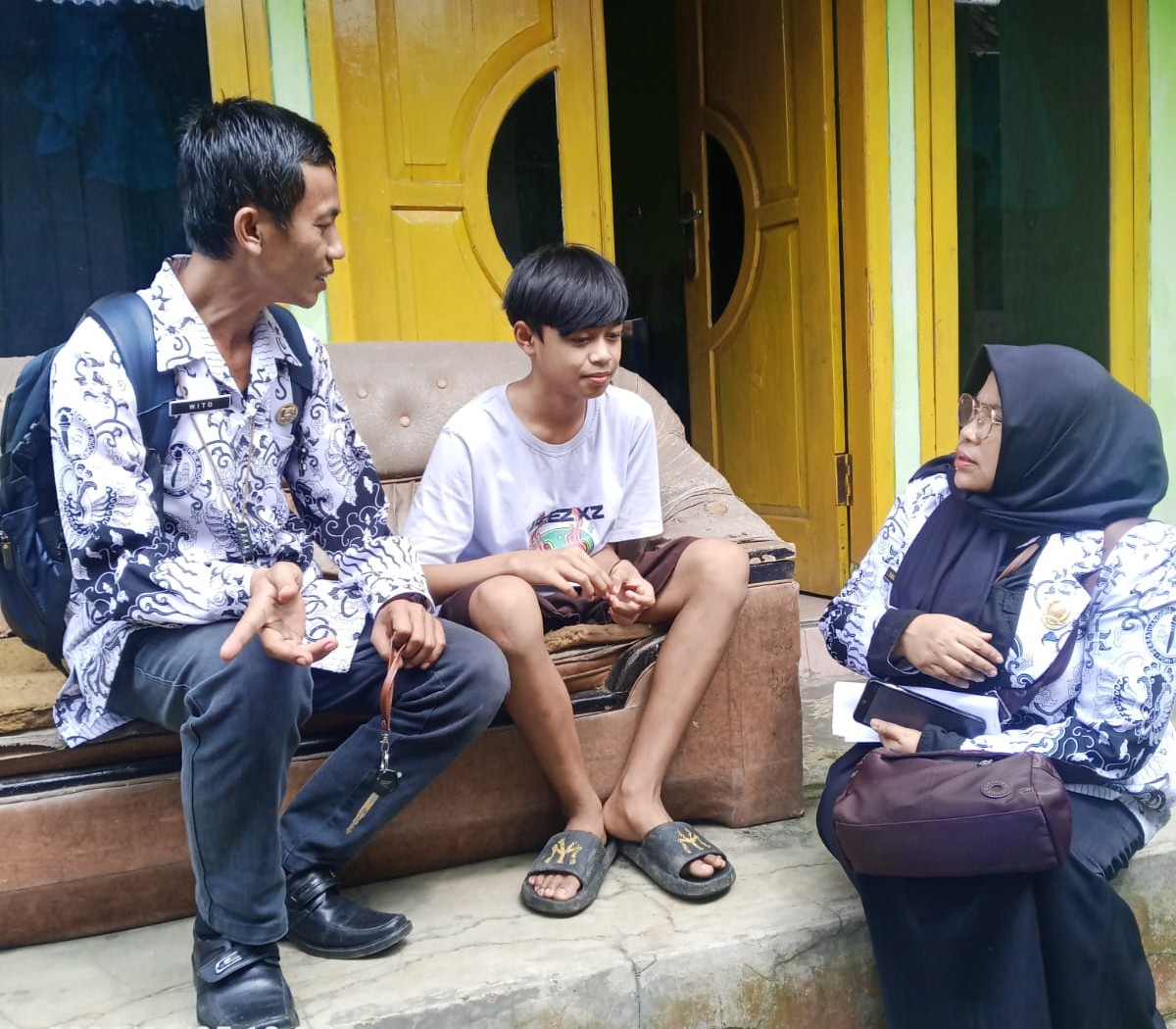 Didampingi Penilik Korwilcam Dindik, Dewan Tutor PKBM Permata Abadi Sisir Anak Tidak Sekolah di Karanglewas